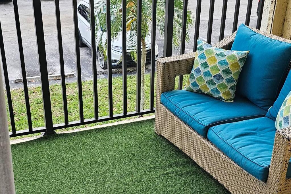 Fully Furnished, Beautiful, Spacious Two Bedroom Condo Lauderhill Luaran gambar